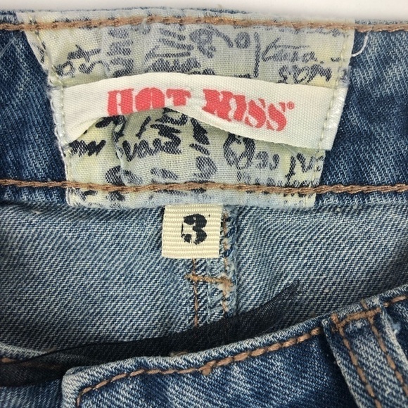 NWT HOT KISS Women’s Jean Shorts Distressed Size 3 Ripped/Torn Medium Wash - Picture 4 of 11